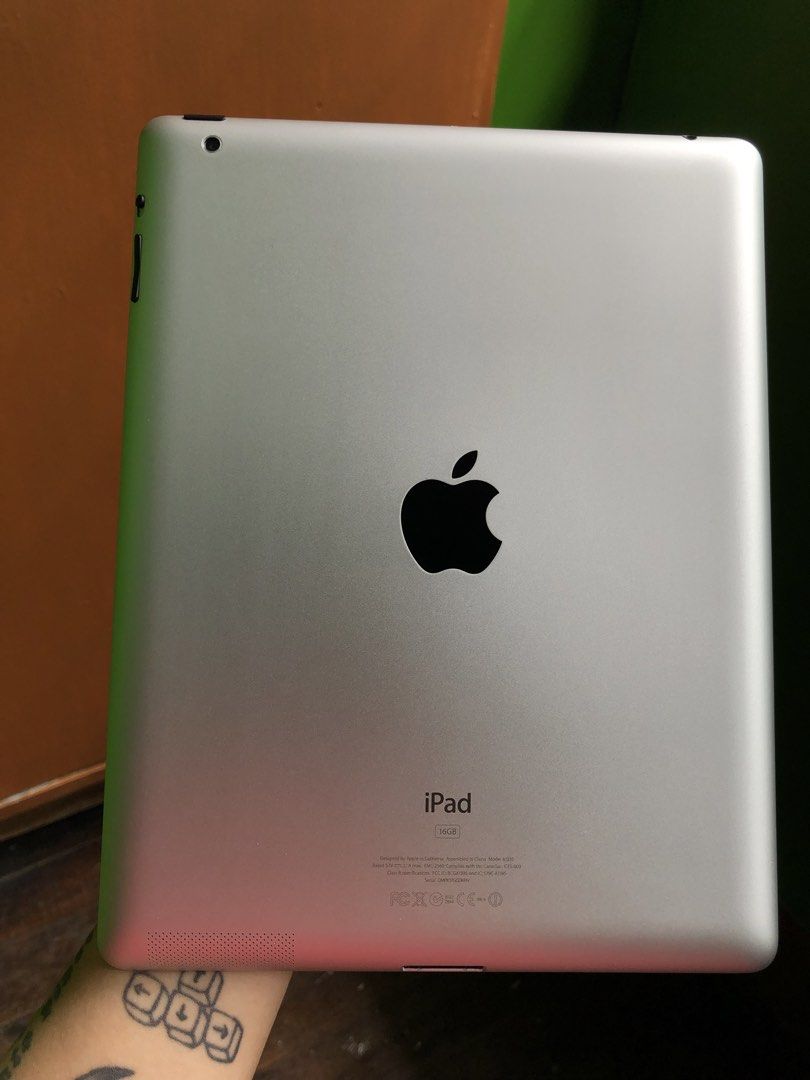 iPad 2 (2011) (Category: iPad) located in Quezon City. Submitted by lokkkkkkkiiiiii (Listing ID 1445458386, Image 3). Description: Kindly read the whole description before messaging me: iPad 2 (2011) inclusion: charging cord (no adapter), case, and bluetooth keybaord Price: ₱800 (non negotiable) Location: Tomas Morato, QC About the iPad 2: Release Year: 2011 Processor: Apple A5 chip (dual-core) RAM: 512 MB Storage: 16GB Display: 9.7-inch non-Reti