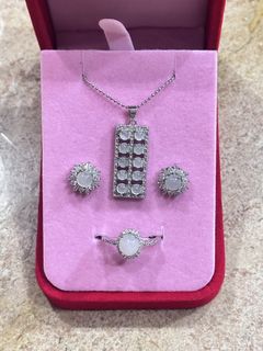 (Category: ) located in . Submitted by spendthrift_queen (Listing ID 1445524941, Image 1). Description: .