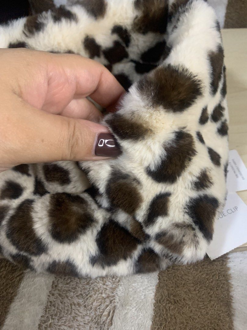 Japan branded neck fur scarf (Category: Scarves) located in Cabanatuan. Submitted by mjluxxejapan (Listing ID 1445552840, Image 2). Description: Fixed price .freesz .approx 22” long , 4” lapad gandaa ng quality at design animal print . Makapal malambot cute .. bnew cond .