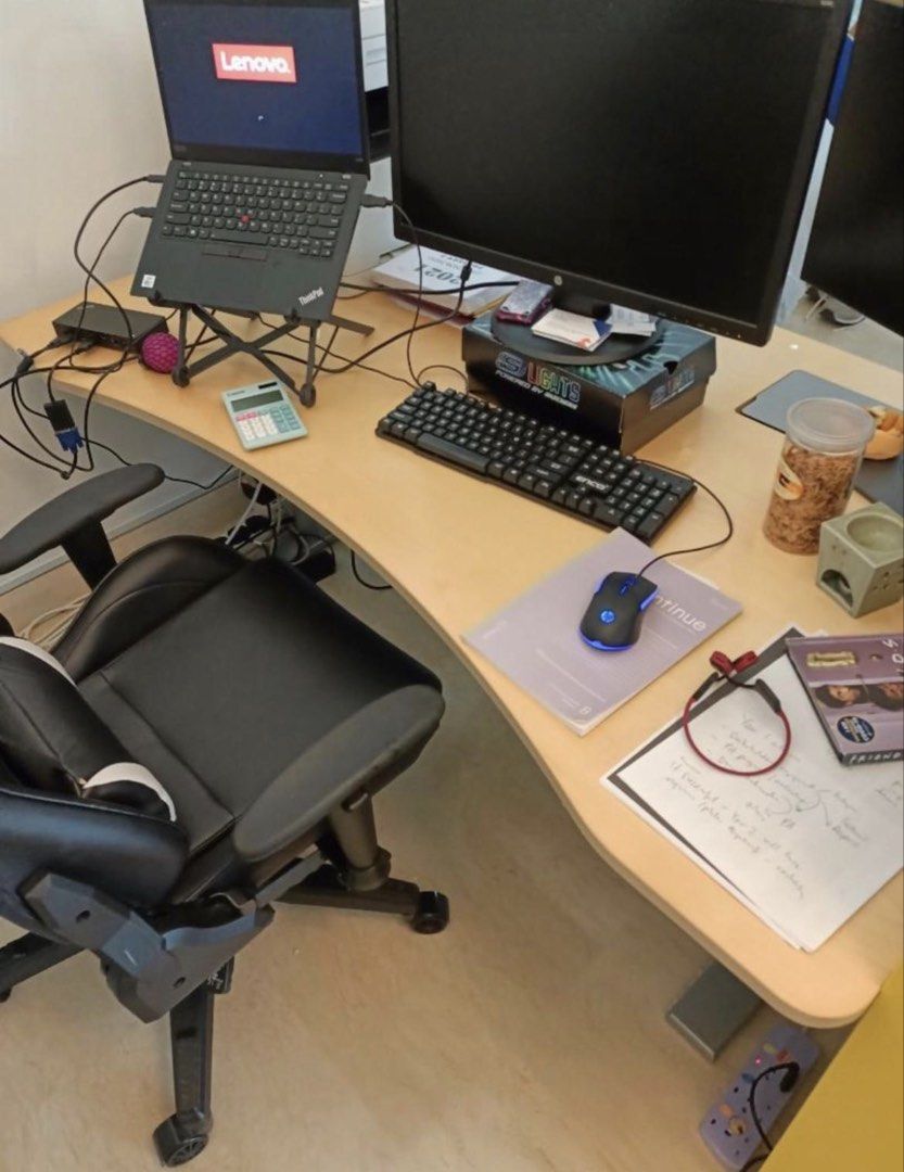 Desk and Gaming Chair490362588103321600