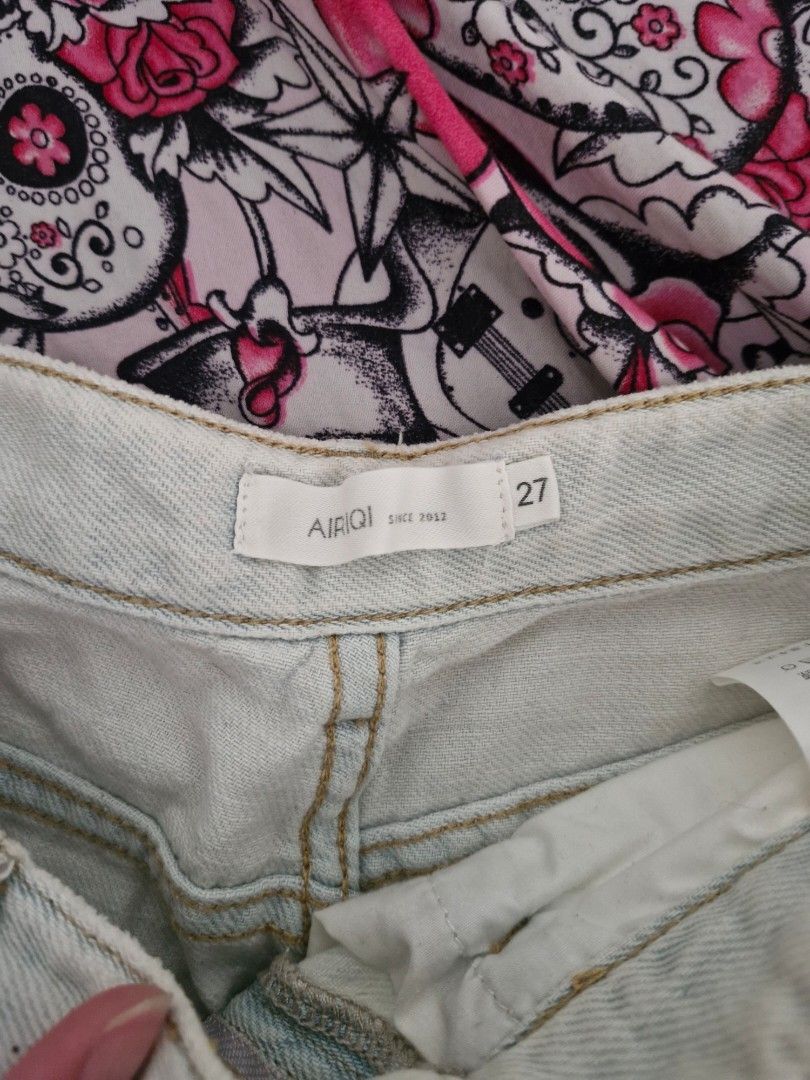 Light wash baggy jeans size 27 (Category: Jeans) located in Las Pinas. Submitted by krsty123 (Listing ID 1445423324, Image 2). Description: High waist, breathable fabric that's comfy to wear..
