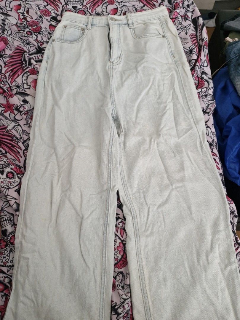 Light wash baggy jeans size 27 (Category: Jeans) located in Las Pinas. Submitted by krsty123 (Listing ID 1445423324, Image 1). Description: High waist, breathable fabric that's comfy to wear..