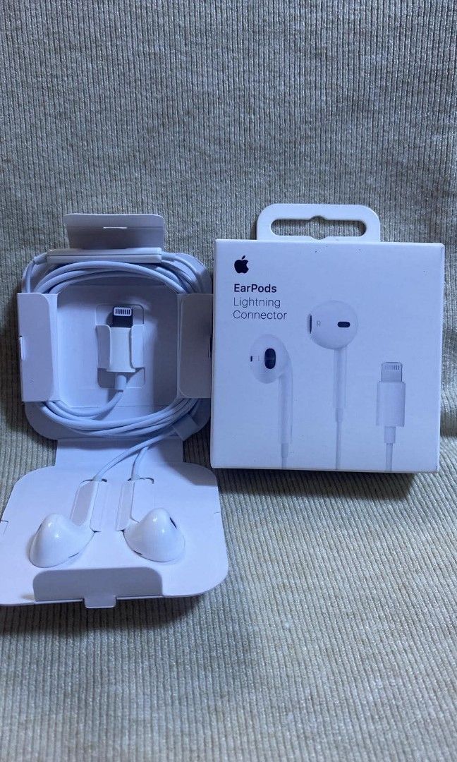 Lightning connector earpods (Category: Headphones & Headsets) located in Manila. Submitted by pricious (Listing ID 1445570797, Image 1). Description: .