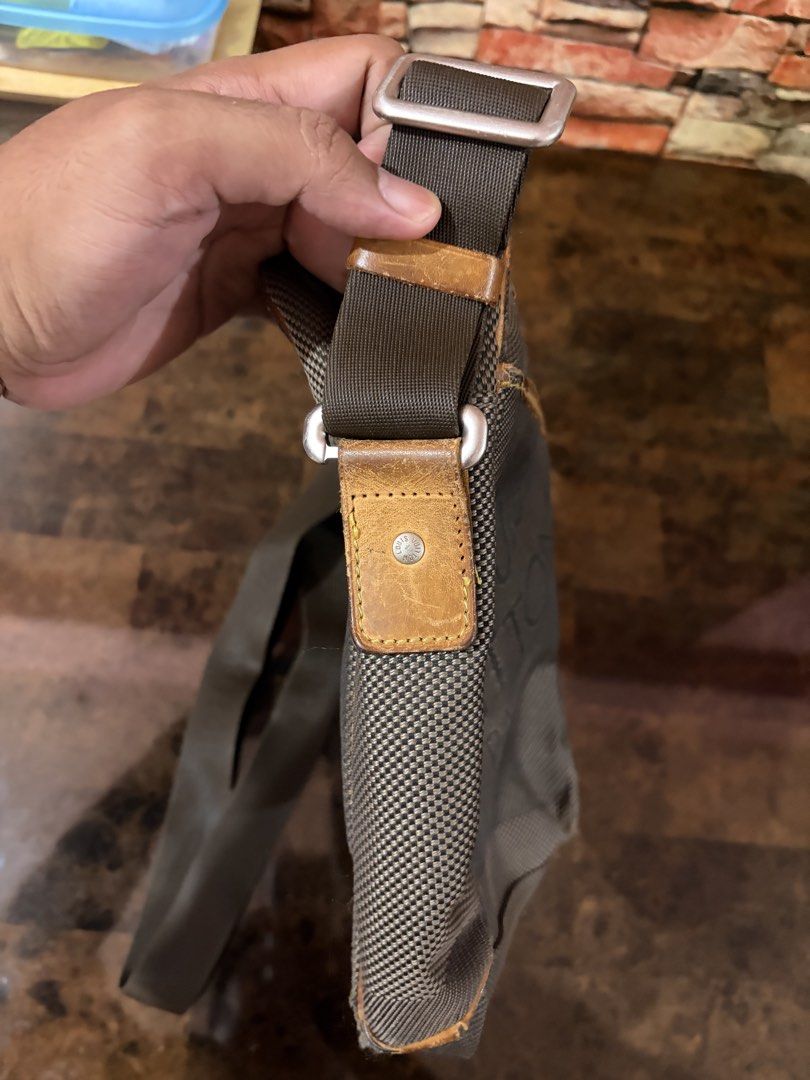 Louis Vuitton Damier Sling Bag(brown) (Category: Luxury Bags & Wallets) located in Dasmarinas. Submitted by markusi22 (Listing ID 1445515177, Image 3). Description: .