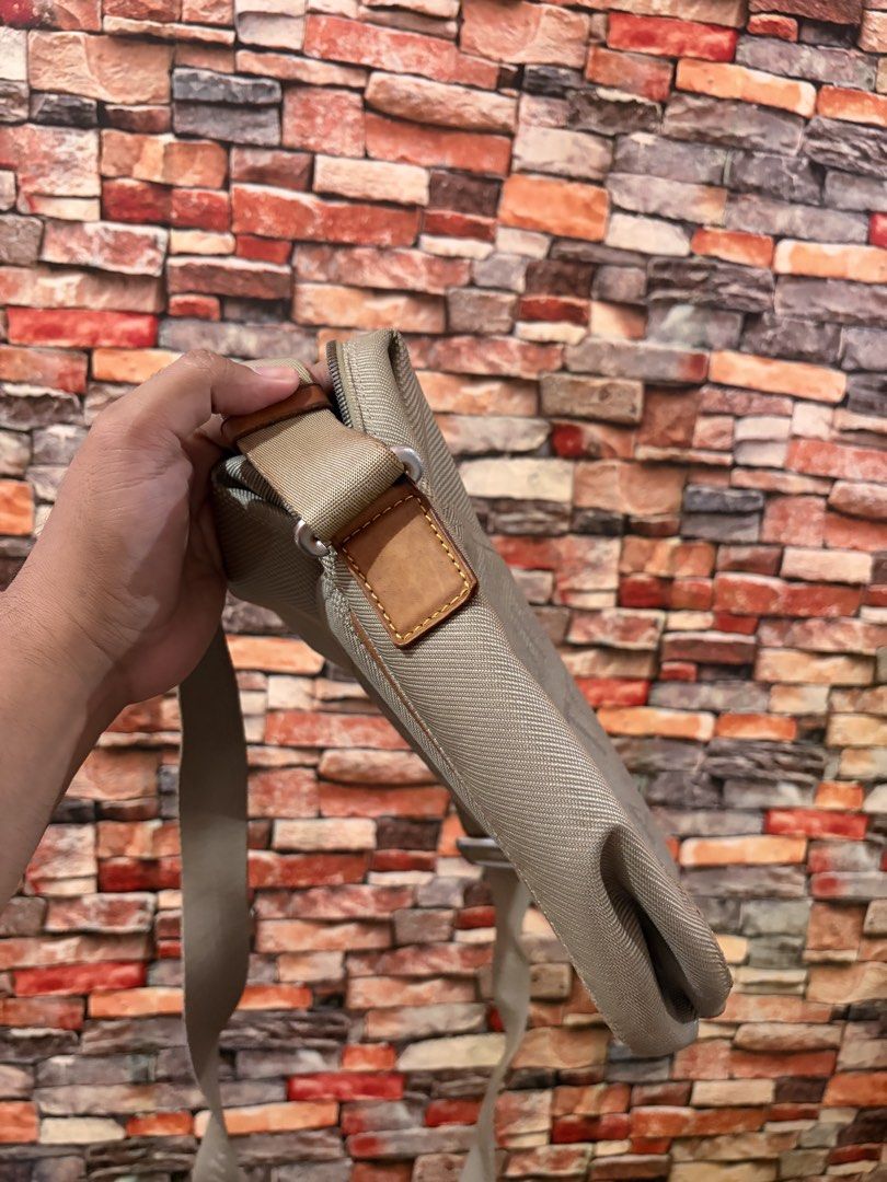 LV Damier Sling Bag(light brown) (Category: Luxury Bags & Wallets) located in Dasmarinas. Submitted by markusi22 (Listing ID 1445515611, Image 3). Description: .