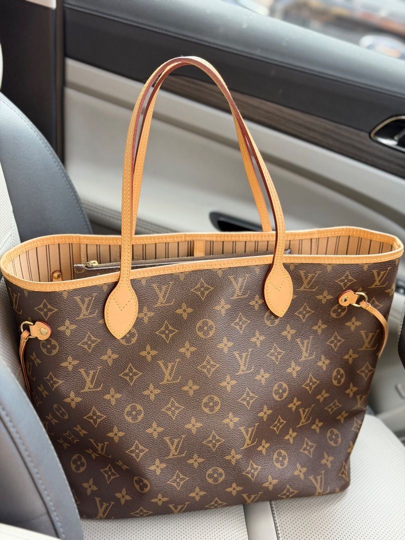 LV Neverfull MM (Category: Luxury Bags & Wallets) located in Bacolod City. Submitted by luxxcollectionsbytetz (Listing ID 1445592135, Image 2). Description: With Pouch Entrupy Cert .