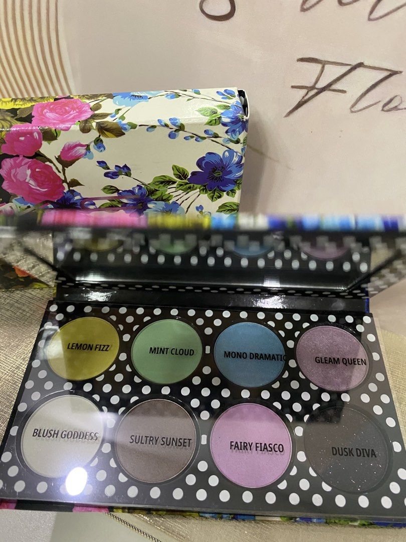 MAC QUINNING EYESHADOW PALETTE (Category: Makeup) located in Manila. Submitted by kirtsiecel51729 (Listing ID 1445438436, Image 2). Description: Mac eyeshadow palette.