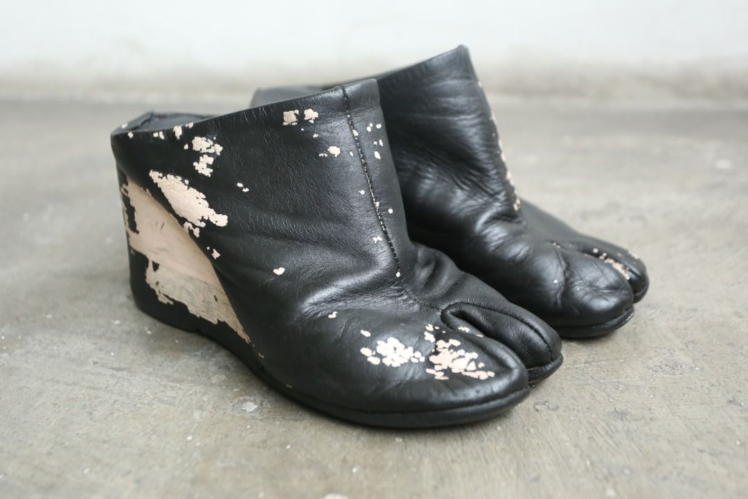 Margiela - S/S 02 - Painted Tabi Wedge Mule (Category: Wedges) located in Manila. Submitted by graymatter_ (Listing ID 1445508257, Image 1). Description: Margiela - S/S 02 - Painted Tabi Wedge Mule Tagged Size: 22cm (fits US/EU 35) Condition: 8/10 Flaws: Signs of Usage, Erased Embossed Size, Distressing on Lining Material: Leather Made in: Italy Dimensions: Insole Length: 22cm .