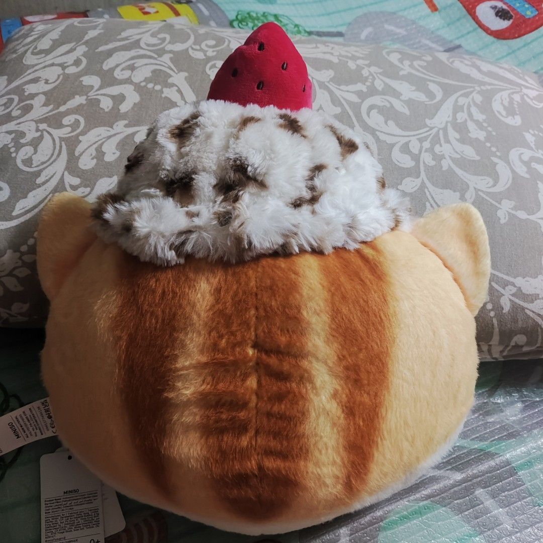 Mofusand Cat Strawberry Cupcake Plush Pillow (Category: Plushies & Soft Toys) located in Manila. Submitted by chubeaulita (Listing ID 1445420253, Image 2). Description: - Adorable Mofusand plush pillow ( cat dressed as a strawberry cupcake) - 30cm (11.8 inches) - Comes with original tags Price: 600 Payment: Gcash or Meet Up Meet Up: Jollibee Tayuman Delivery: Lalamove or JnT if Outside Manila (shipping will be payed by the Reciever) .