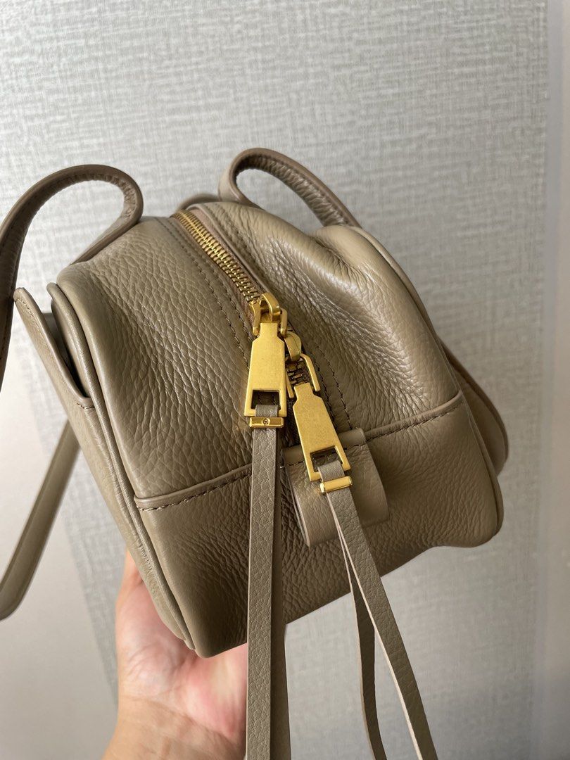 No brand but good quality bag (Category: Shoulder Bags) located in Manila. Submitted by wynacanlas (Listing ID 1445451946, Image 2). Description: No flaws Bnew condition.