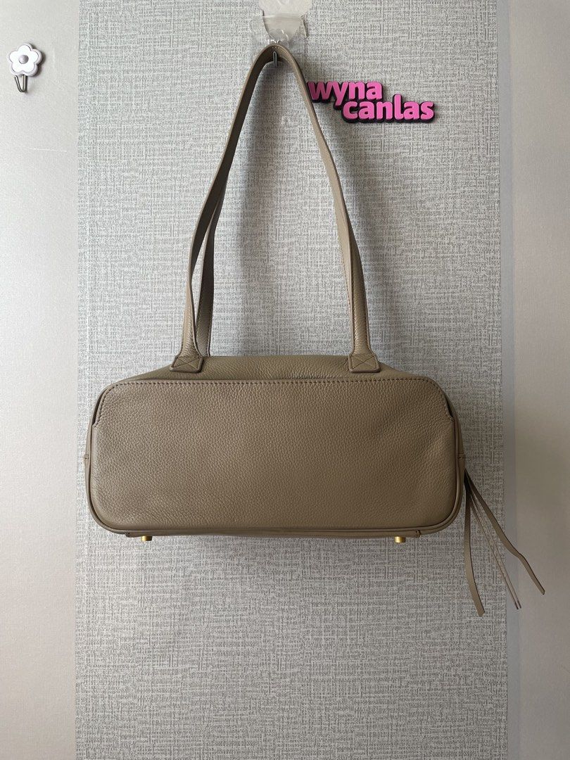 No brand but good quality bag (Category: Shoulder Bags) located in Manila. Submitted by wynacanlas (Listing ID 1445451946, Image 1). Description: No flaws Bnew condition.