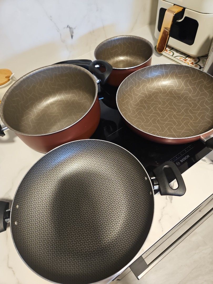 Non-stick Wok and Pots with Geometric Pattern490151150901022720