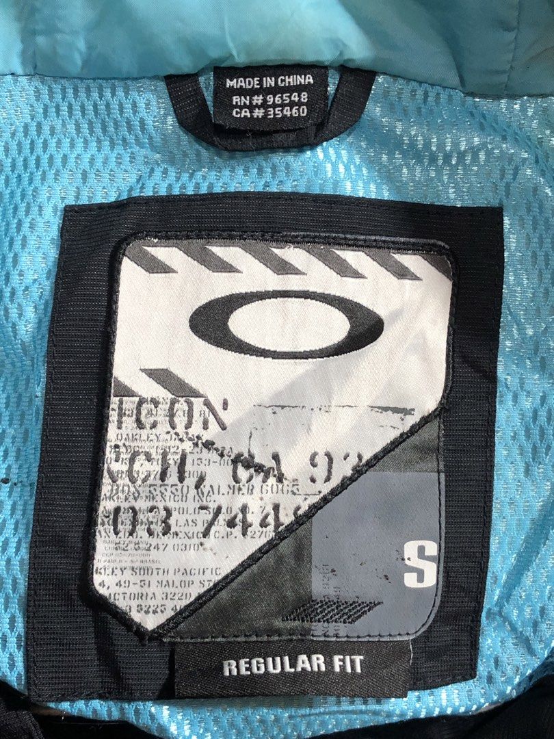 Oakley Black Hooded Jacket (Category: Coats, Jackets and Outerwear) located in Montevista. Submitted by rdthriftshub (Listing ID 1445598248, Image 2). Description: - Oakley Black Hooded Jacket - Size: S - Fit: Regular - Care Instructions: Machine wash cold (normal), Tumble dry cool (normal), Non-chlorine bleach only - Do Not: Iron, Dry Clean - Origin: Made in China (RN 96548, CA 35460).