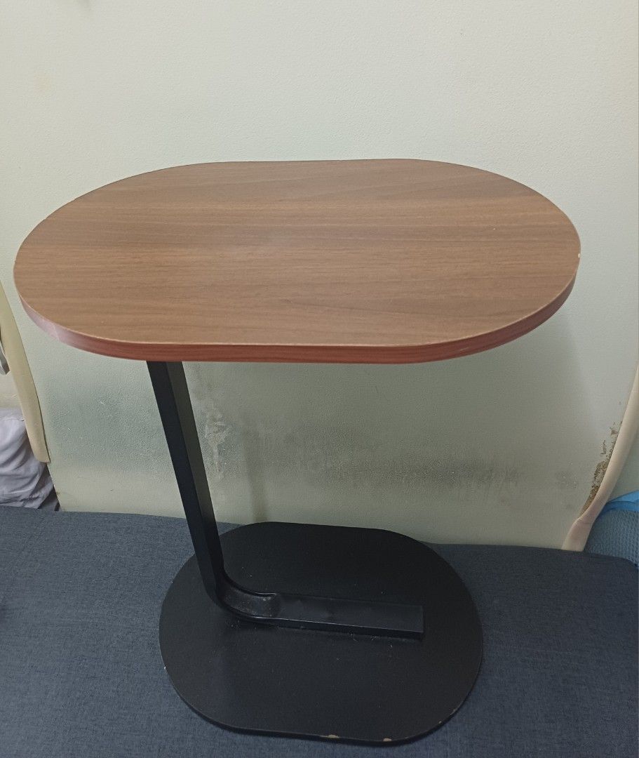 Oval Top C-Shaped Side Table with Black Base (Category: Tables & Sets) located in Quezon City. Submitted by newfire_9b251b (Listing ID 1445475059, Image 2). Description: Compact oval side table with a modern wood-look top. RFS: Move out sale Location: near Commonwealth Quezon City ✅️ pm for offers ✅️ buyer arranges shipping.