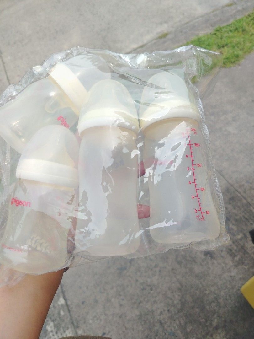 Pigeon Baby Bottles Set (Category: Breastfeeding & Bottle Feeding) located in Manila. Submitted by purediamond888 (Listing ID 1445518747, Image 2). Description: - Set of 4 Pigeon baby bottles - Clear bottles with pink measurement markings - Nipples are attached and ready to use - Perfect for feeding your little one - Ready for a new home!.