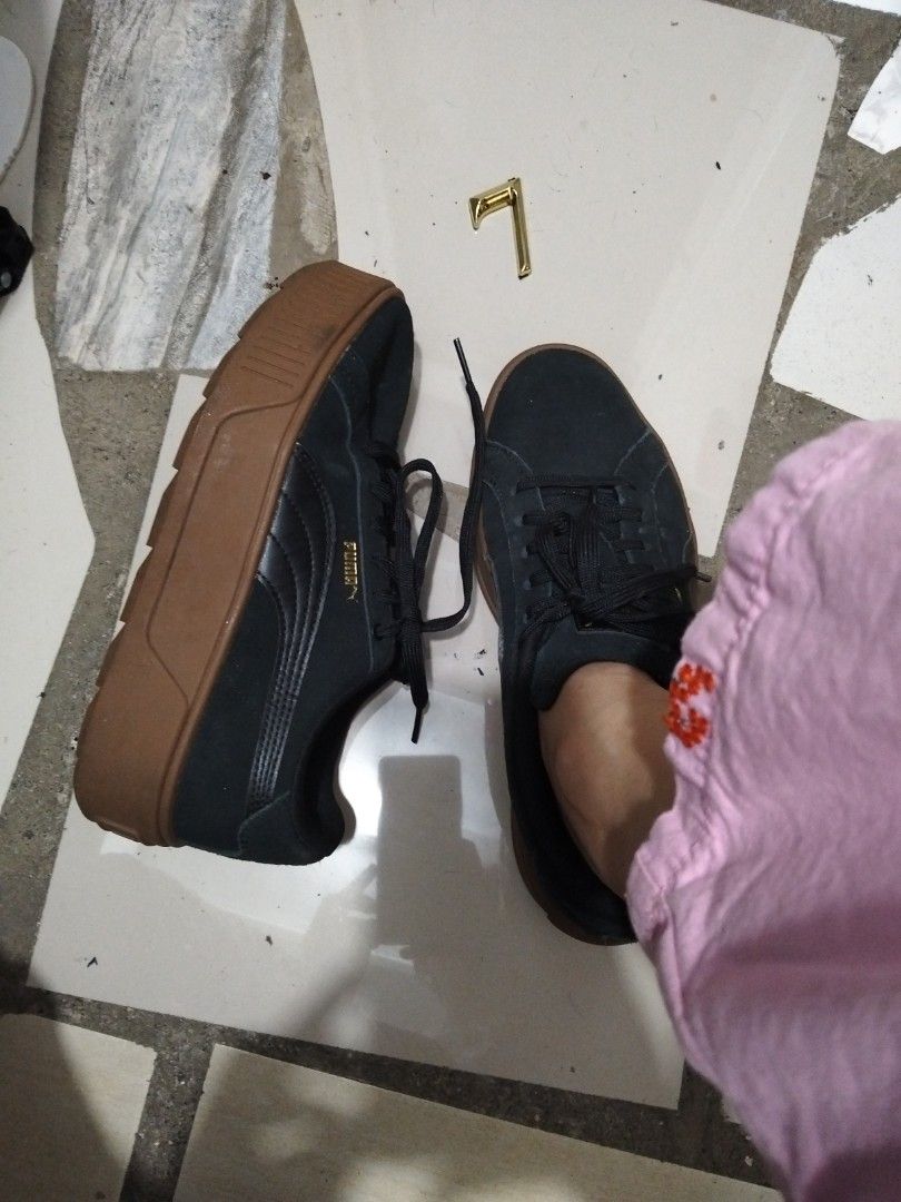Puma Black Suede Platform Sneakers Gum Sole (Category: Sneakers) located in El Salvador. Submitted by francheskaukayukay (Listing ID 1445501087, Image 2). Description: - Black Puma platform sneakers - Suede material - Gum sole - Lace-up closure - Chunky sole for added height - Reason for selling: Does not fit anymore.
