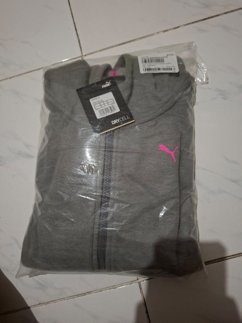 Puma Grey Hoodie Boxy Type (Category: Coats, Jackets and Outerwear) located in Bulacan. Submitted by firsthand_personalstuff (Listing ID 1445474752, Image 1). Description: Steal Price!!! Authentic Puma hoodie Boxy type - Features a pink Puma logo on the front - Zip-up front with a hood - Pink trim inside the hood and along the bottom hem rfs: decluttering, wfh set up, not using it *All items are from brandnew condition *discolouration due to came