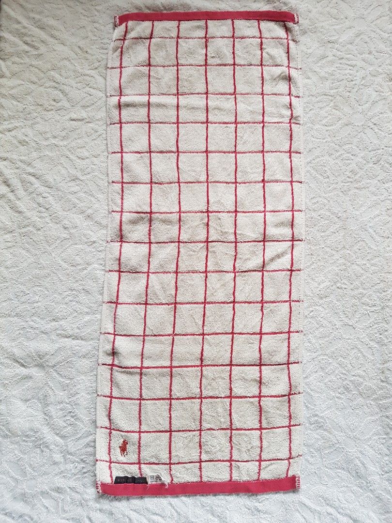 Ralph Lauren Face Towel Checkered Pattern (Category: Towels, Napkins & Holders) located in Santo Domingo. Submitted by jcobedoza213916 (Listing ID 1445444126, Image 2). Description: Ralph Lauren Face Towel Checkered Pattern width 11.5 lenght 28 embroid logo RALPH LAUREN good condition color rate 9.6/10 no issue.