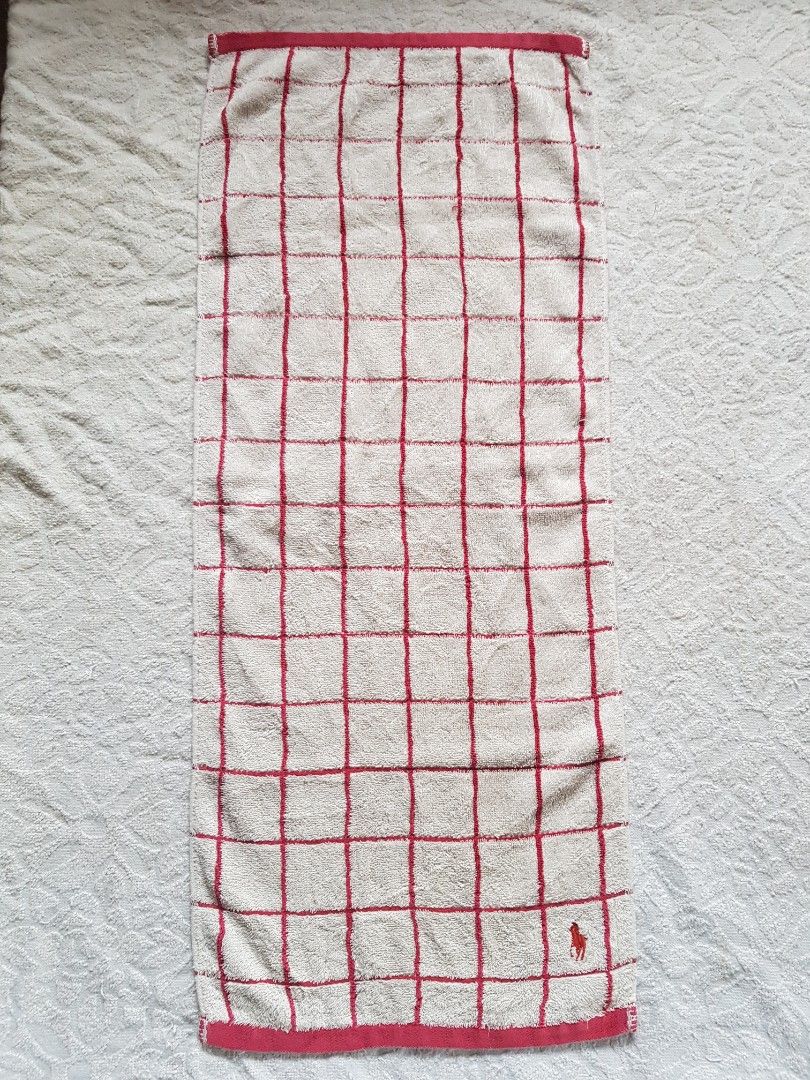 Ralph Lauren Face Towel Checkered Pattern (Category: Towels, Napkins & Holders) located in Santo Domingo. Submitted by jcobedoza213916 (Listing ID 1445444126, Image 1). Description: Ralph Lauren Face Towel Checkered Pattern width 11.5 lenght 28 embroid logo RALPH LAUREN good condition color rate 9.6/10 no issue.