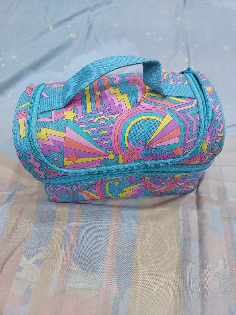Rare Smiggle Colorful Lunch Box (Category: Luxury Bags & Wallets) located in Manila. Submitted by cresseliaz (Listing ID 1445564718, Image 1). Description: has small dents on the inside, no flaws aside for that Sf paid by buyers, please DM for more inquiries! MOD: Lalamove or JnT MOP: GCash.