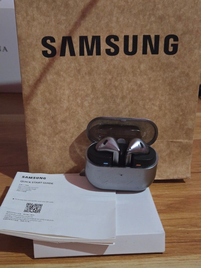 Samsung Galaxy Buds Pro Silver (Category: Earphones) located in San Ildefonso. Submitted by intactojoh15493 (Listing ID 1445481430, Image 1). Description: Samsung Galaxy Buds 3 1500 only! issue: right earbud not working..