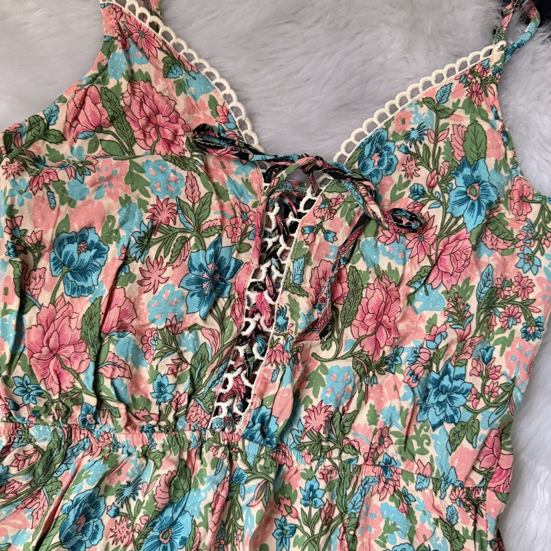 Shein Floral Boho Maxi Dress (Category: Evening dresses & gowns) located in Malabon City. Submitted by k_mby (Listing ID 1445489281, Image 2). Description: Shein floral boho maxi dress features a V-neckline with a lace-up detail and adjustable spaghetti strap. Made in 100% viscose, flowy and comfy to wear. Small on tag, can fit med size..