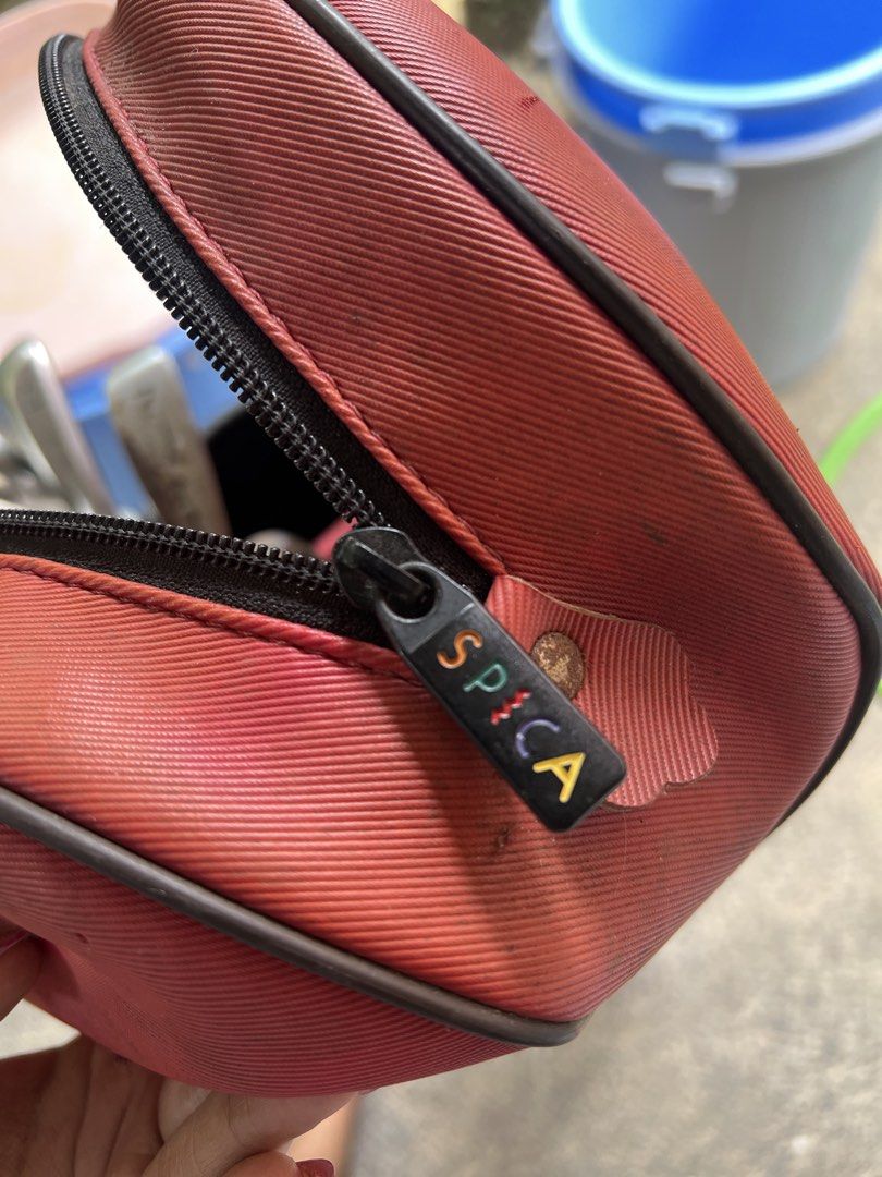 Spica Red Golf Range Bag Day Bag (Category: Golf) located in Quezon City. Submitted by adewaide (Listing ID 1445469643, Image 2). Description: Spica red golf range bag Can fit up to 15 clubs With pocket for gloves and other items.