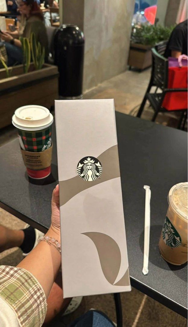 Starbucks Cold Cup 2026 (Category: Water Bottles & Tumblers) located in Las Pinas. Submitted by zeyyymmi (Listing ID 1445520807, Image 1). Description: - Starbucks Holiday Merchandise Box - Includes: 1 Starbucks Cold Drink Cup 2026 - Ideal for Starbucks enthusiasts, gifting, or personal collection - Features the iconic Starbucks logo on the box - Sold as a complete set.