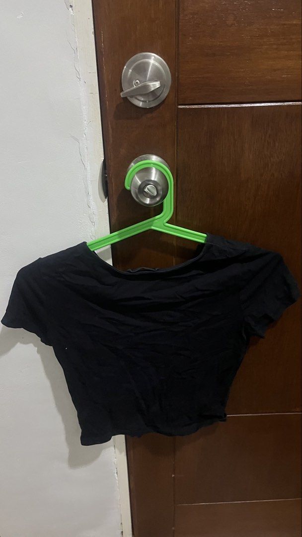 TERRANOVA Black Ruched V-Neck Crop Top (Category: Sleeveless) located in Pasig City. Submitted by kakerts (Listing ID 1445565045, Image 2). Description: - Brand: Terranova - Type: Black Crop Top - Neckline: Ruched V-neck - Sleeves: Short sleeves - Size: Medium (M) - Style: Versatile, great for casual wear or dressing up - Pairing: Easily matches with jeans or skirts.