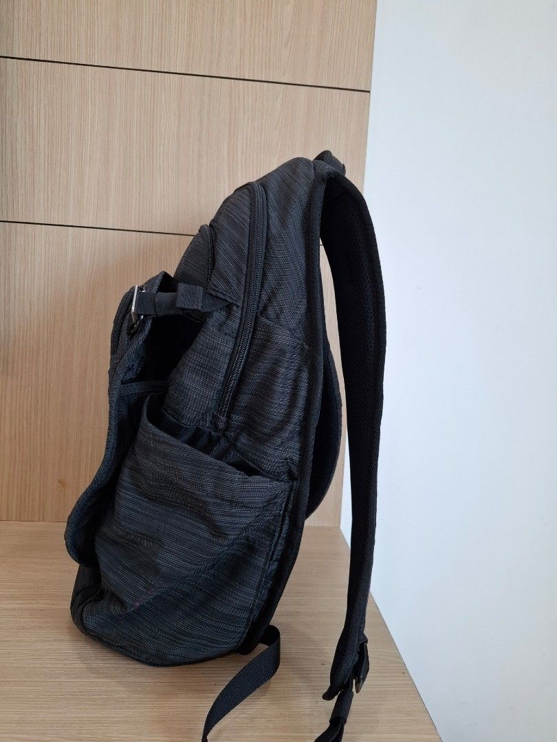 THULE Construct Backpack 24L (Category: Backpacks) located in Singapore. Submitted by perculiars (Listing ID 1445453063, Image 2). Description: - Thule Construct Backpack - 24L Capacity - Color: Dark Grey with subtle stripe pattern - Multiple internal compartments for organization - Padded back panel & shoulder straps for comfort - Perfect for daily commutes & travel ** CALL 9237 1977 NOW!!.
