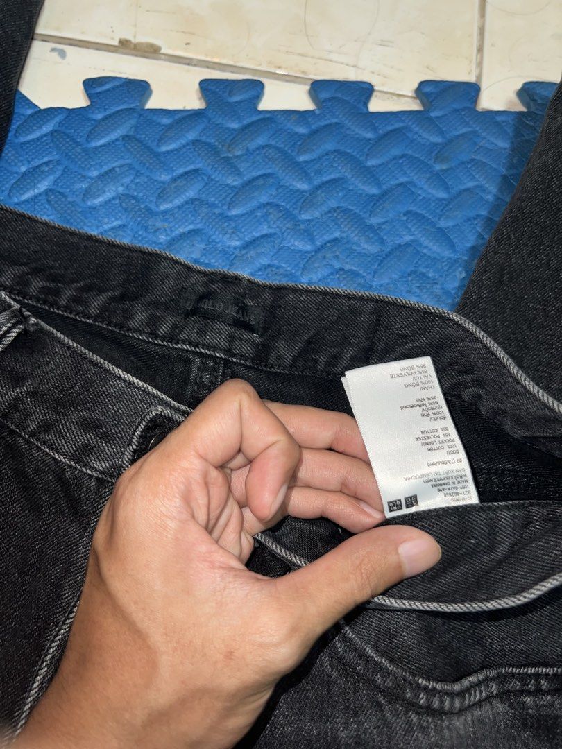 Uniqlo Baggy Jeans (Category: Jeans) located in Manila. Submitted by gelicduzo34167 (Listing ID 1445466245, Image 2). Description: UNIQLO BAGGY JEANS BLACK - USED ONCE - from 2500 to 2k NEGOTIABLE - 5’7 height fits okay and baggy - 17 WAIST - LENGTH 43 - LEG OPENING 9.5 .
