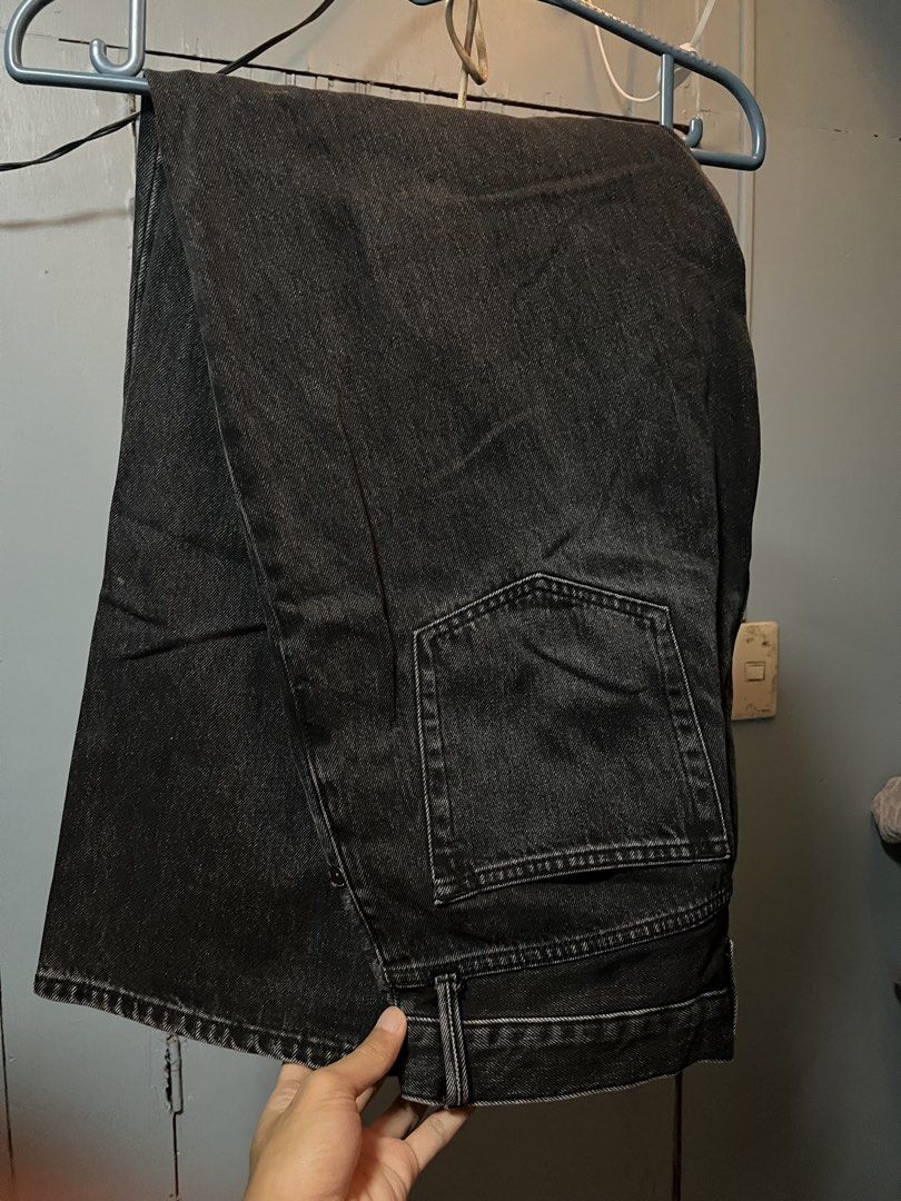 Uniqlo Baggy Jeans (Category: Jeans) located in Manila. Submitted by gelicduzo34167 (Listing ID 1445466245, Image 1). Description: UNIQLO BAGGY JEANS BLACK - USED ONCE - from 2500 to 2k NEGOTIABLE - 5’7 height fits okay and baggy - 17 WAIST - LENGTH 43 - LEG OPENING 9.5 .