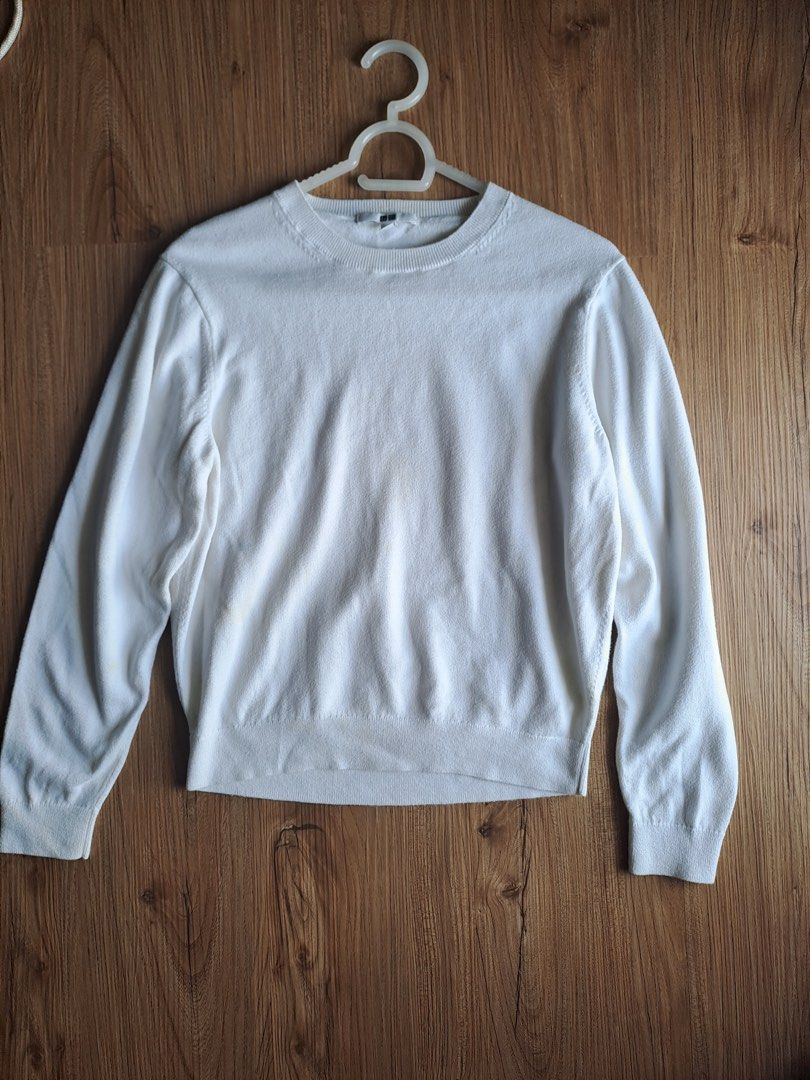 Uniqlo white crew neck (Category: Coats, Jackets and Outerwear) located in Manila. Submitted by mcdyn (Listing ID 1445445372, Image 1). Description: .