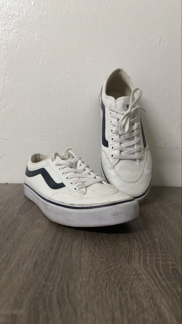 VANS STANCE V362 men's sneakers white (Category: Sneakers) located in Manila. Submitted by zealfox-7521e7 (Listing ID 1445481492, Image 2). Description: - VANS STANCE V362 men's sneakers white - Size: 9 US / 27.5 CM / 43 EUR - Used once - Negotiable.