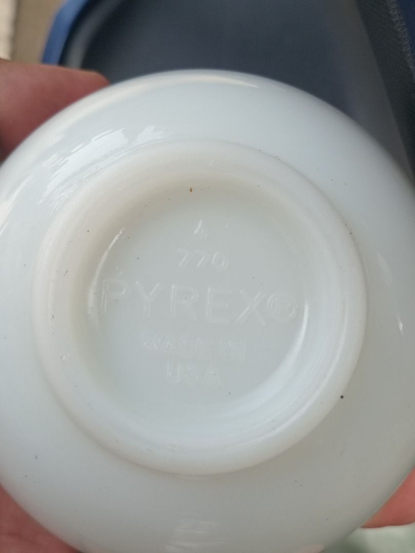 Vintage Pyrex Tableware Green Geometric Bowl (770 / Restaurant Ware) (Category: Coffee & Tea Tableware) located in Mandaue City. Submitted by collectibles_h (Listing ID 1445464011, Image 2). Description: Authentic Vintage Pyrex Tableware by Corning (Made in USA) Up for grabs is a classic mid-century milk glass bowl featuring a beautiful retro green geometric band pattern. This is from Pyrex’s heavy-duty commercial/restaurant ware line, meaning it