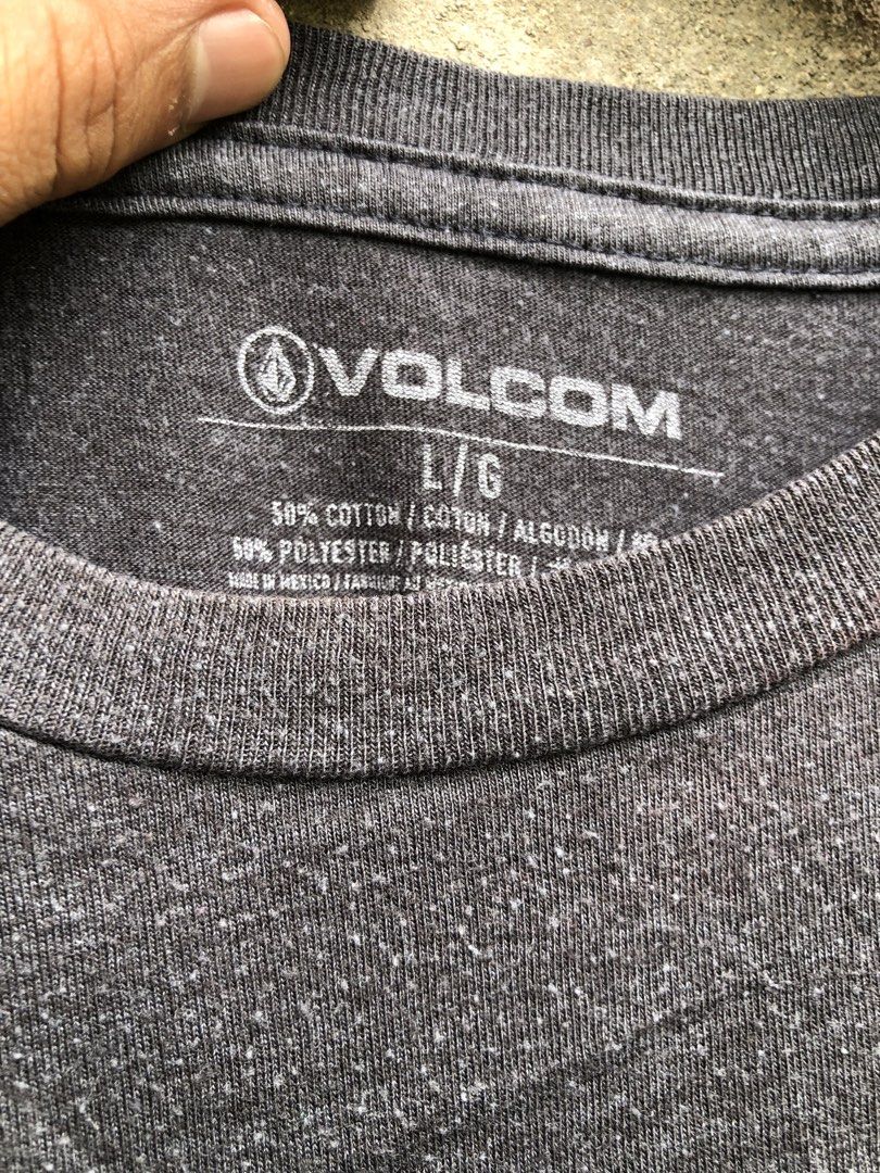 Volcom T-Shirt Size L Grey Heathered (Category: Tshirts & Polo Shirts ) located in Bais. Submitted by thriftni_gem (Listing ID 1445477131, Image 2). Description: - Grey heathered Volcom T-shirt - Size: Large (L) - Material: 50% Cotton, 50% Polyester - Features a small mountain graphic on the chest - Ideal for casual wear.