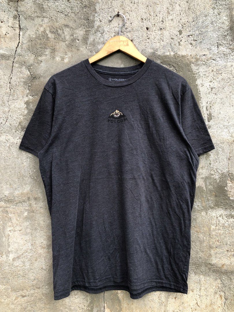 Volcom T-Shirt Size L Grey Heathered (Category: Tshirts & Polo Shirts ) located in Bais. Submitted by thriftni_gem (Listing ID 1445477131, Image 1). Description: - Grey heathered Volcom T-shirt - Size: Large (L) - Material: 50% Cotton, 50% Polyester - Features a small mountain graphic on the chest - Ideal for casual wear.
