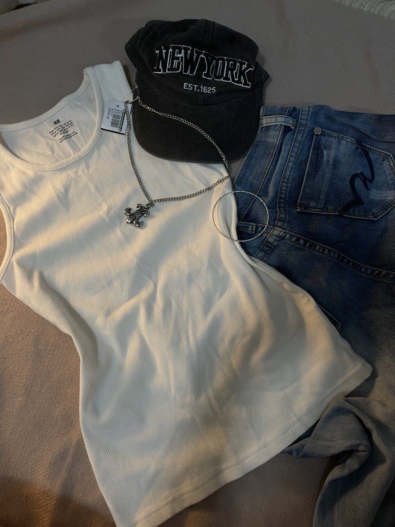 white basic tanktop (Category: Sleeveless) located in Singapore. Submitted by sarahc20 (Listing ID 1445579033, Image 1). Description: Closet Clear-Out! Everything Must Go! - Reference: I’m 168cm / 52kg , and this fits me well - Fits S - Fast replies & meet-ups in SG! - Can negotiate if buy more than 3 pcs of clothing - Stretchy DM for more details! 💗.
