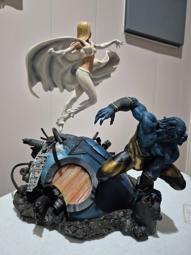 X-men vs. Sentinel 2 - Sideshow Collectibles (Category: Figurines & Statues) located in Muntinlupa City. Submitted by royalstar-4914 (Listing ID 1445511398, Image 2). Description: X-men vs. Sentinel 2 - Sideshow Collectibles Diorama Vintage and rare, highly collectible! Only 1,000 pieces were made and this is numbered 0537 In good condition, no broken nor missing parts and no paint chips. Well taken care of inside my glass cabinet since it's from
