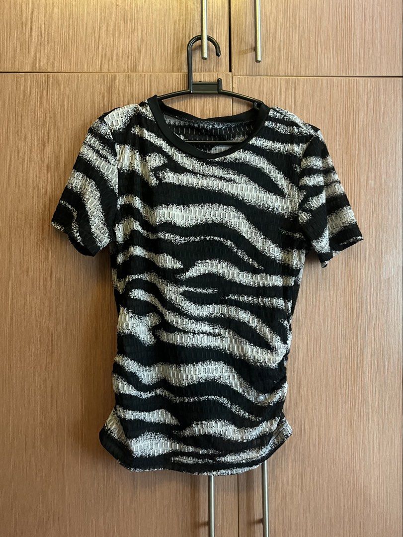 Y2K Black and White Monochrome Zebra Pattern Textured Top (Category: Shirts) located in Taguig. Submitted by gingerfinds (Listing ID 1445452567, Image 2). Description: .