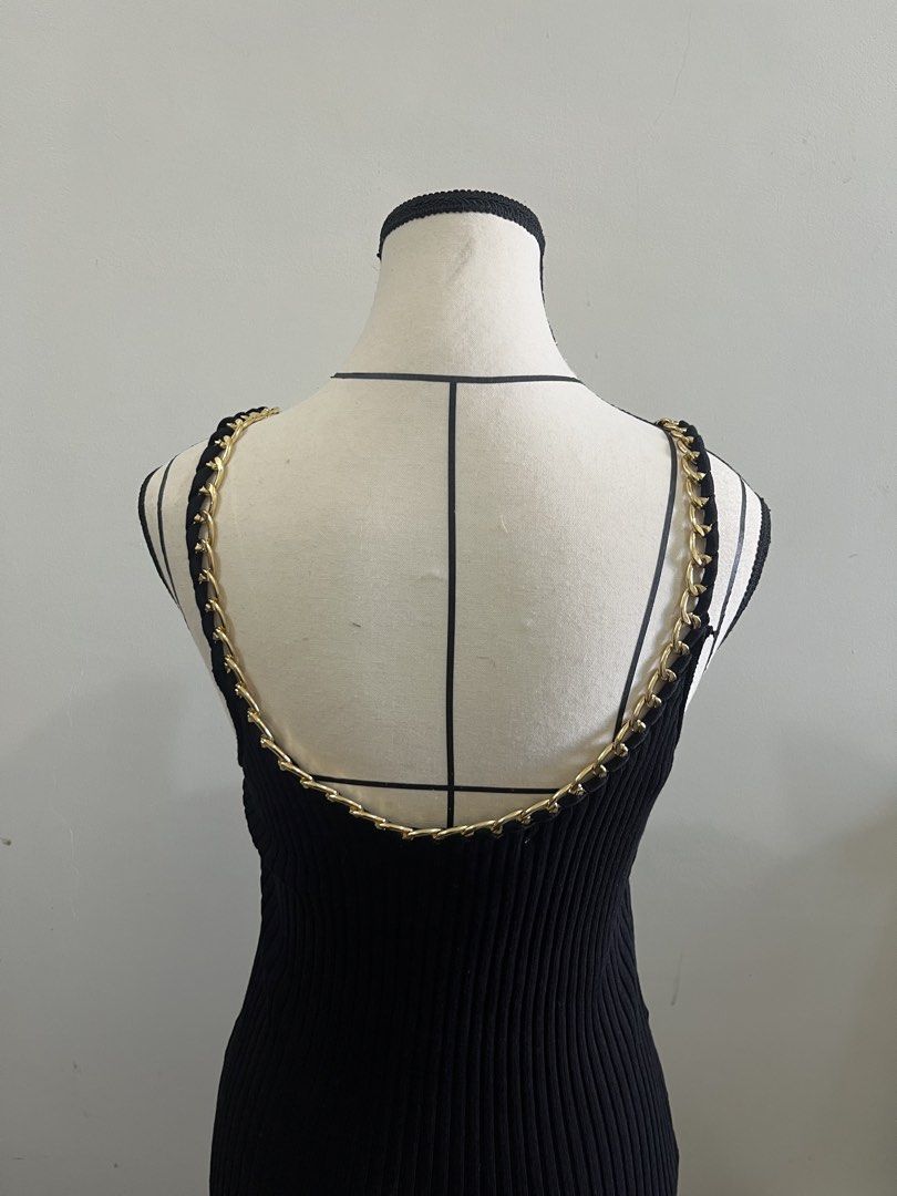 Zara Black Ribbed Chain Strap Tank Top (Category: Sleeveless) located in Manila. Submitted by glacierboyzo (Listing ID 1445502809, Image 3). Description: - Zara black ribbed tank top - Features elegant gold chain detailing on straps - Flattering V-neckline - Highly versatile: perfect for dressing up or down - Ideal for night outs or casual wear - Easily pairs with jeans or skirts.