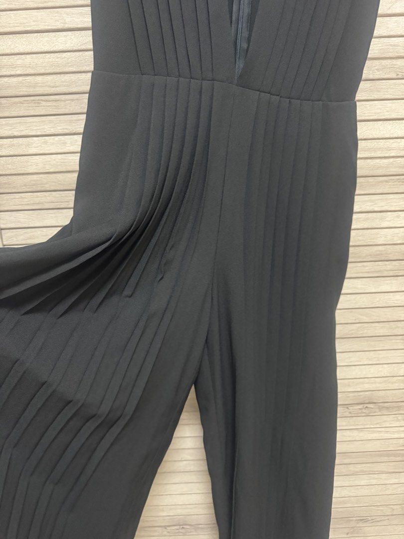 Aalis pleated jumpsuit （分類：連身褲）位於 Hong Kong。 由 istitch 提交（商品編號 1445610896，圖片 2）。簡介： 。