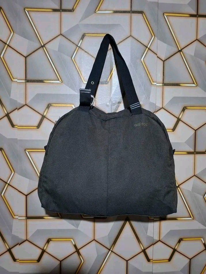 vintage adidas duck hand bag (Category: Tote Bags) located in Tagaytay City. Submitted by joyjavier1230 (Listing ID 1445614208, Image 1). Description: vintage adidas duck hand bag In Excellent Condition issue: missing sling 9.5/10 color rate width: 15" length: 13" Authentic✅️✅️✅️ 450+shipping fee only Location: tagaytay shipping via jnt mop: gcash dm to purchase📩📩📩.