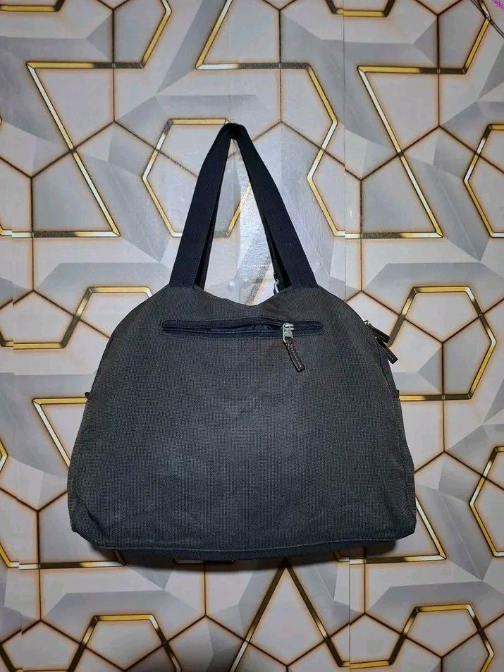 vintage adidas duck hand bag (Category: Tote Bags) located in Tagaytay City. Submitted by joyjavier1230 (Listing ID 1445614208, Image 2). Description: vintage adidas duck hand bag In Excellent Condition issue: missing sling 9.5/10 color rate width: 15" length: 13" Authentic✅️✅️✅️ 450+shipping fee only Location: tagaytay shipping via jnt mop: gcash dm to purchase📩📩📩.