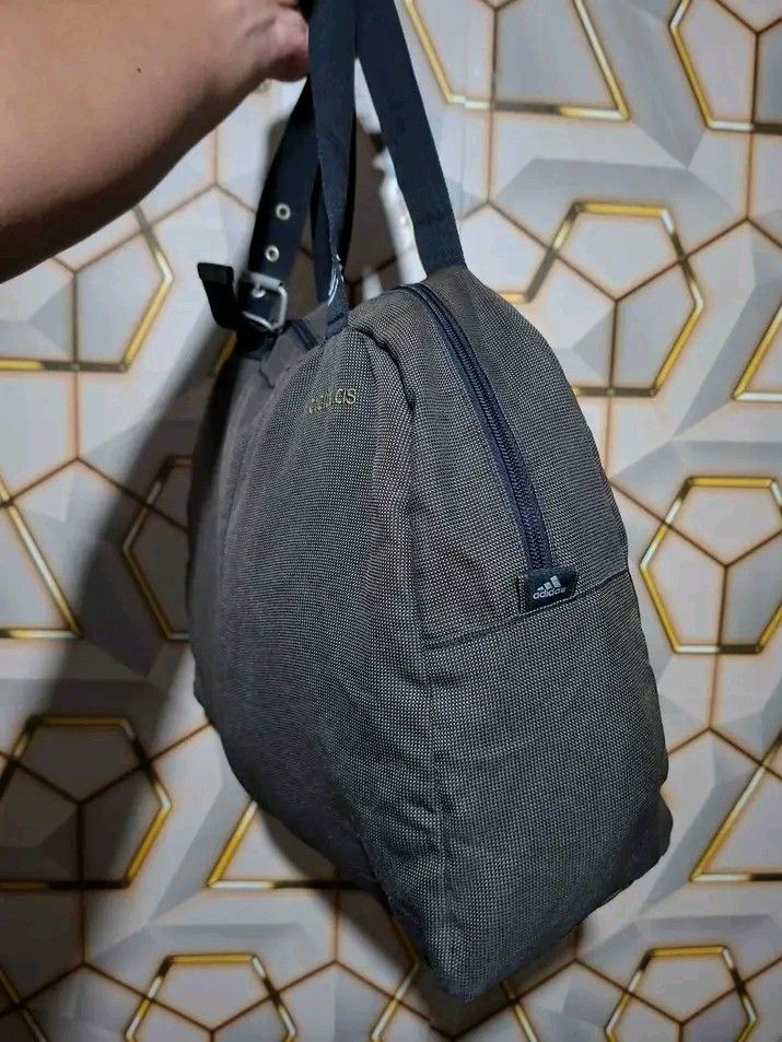 vintage adidas duck hand bag (Category: Tote Bags) located in Tagaytay City. Submitted by joyjavier1230 (Listing ID 1445614208, Image 3). Description: vintage adidas duck hand bag In Excellent Condition issue: missing sling 9.5/10 color rate width: 15" length: 13" Authentic✅️✅️✅️ 450+shipping fee only Location: tagaytay shipping via jnt mop: gcash dm to purchase📩📩📩.