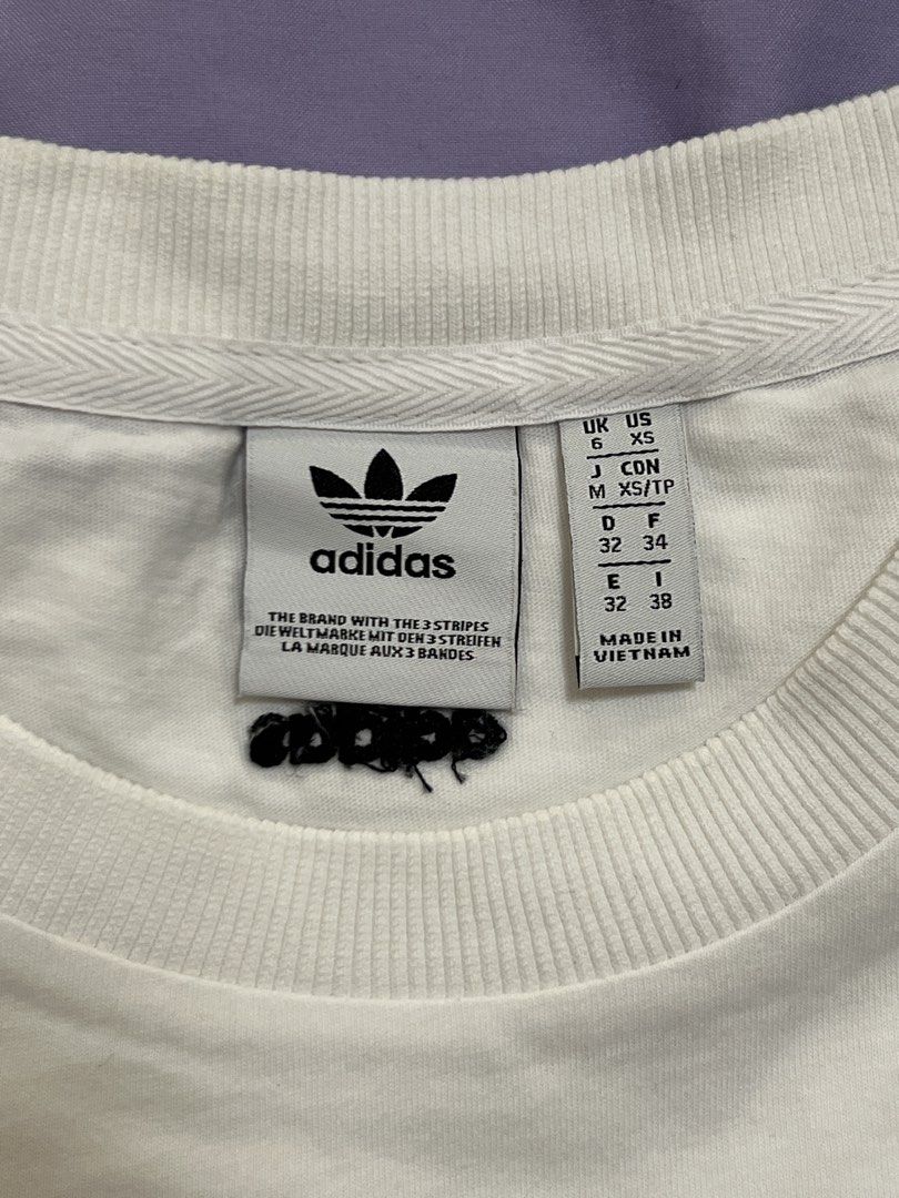 Adidas White T-shirt with Small Logo (Category: Shirts) located in Quezon City. Submitted by rheisells_ (Listing ID 1445672802, Image 2). Description: .