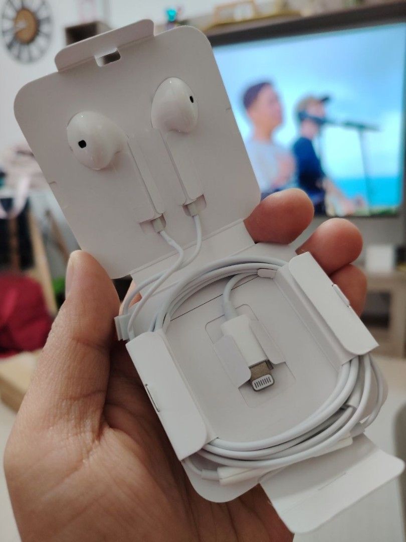 Apple EarPods with Lightning Connector (Category: Earphones) located in Makati City. Submitted by itnokdatu04911 (Listing ID 1445608331, Image 1). Description: - Original Apple EarPods - White color - Comes with original packaging - Lightning connector (compatible with iPhones) - Great sound quality - Brand new, never used.