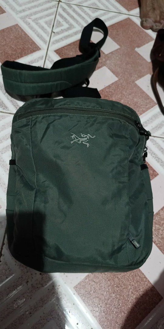 Arc'teryx Crossbody Bag Green (Category: Luxury Bags & Wallets) located in Cavite. Submitted by rmquin05 (Listing ID 1445738081, Image 1). Description: - Green Arc'teryx crossbody bag - Multiple zippered pockets for secure storage - Adjustable strap for comfortable wear - Durable material built to last - Ideal for everyday use or travel - Please check photos for detailed condition.