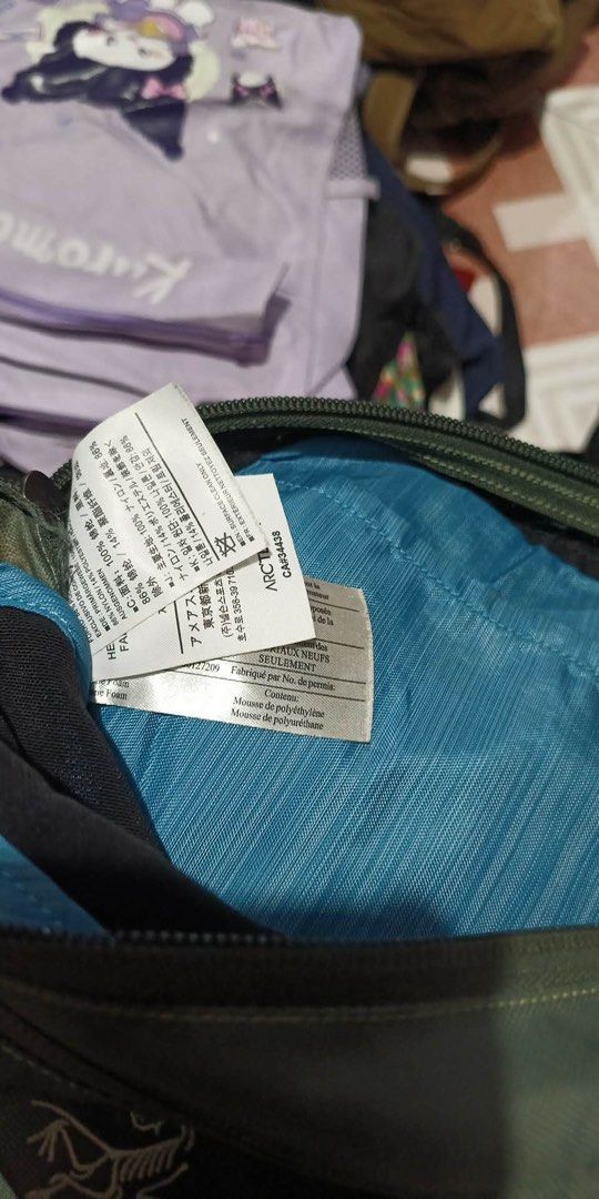 Arc'teryx Crossbody Bag Green (Category: Luxury Bags & Wallets) located in Cavite. Submitted by rmquin05 (Listing ID 1445738081, Image 3). Description: - Green Arc'teryx crossbody bag - Multiple zippered pockets for secure storage - Adjustable strap for comfortable wear - Durable material built to last - Ideal for everyday use or travel - Please check photos for detailed condition.