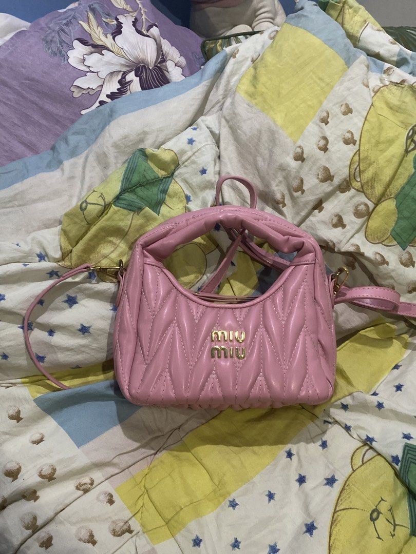 Barbie Pink Cute Shoulder bag (Category: Shoulder Bags) located in Mexico. Submitted by timitum (Listing ID 1445724946, Image 1). Description: super cutee!! it girl bag 🥹🥹 worn only twice decluttering.